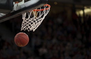 NBA篮球比赛现场直播画面，球员扣篮精彩瞬间